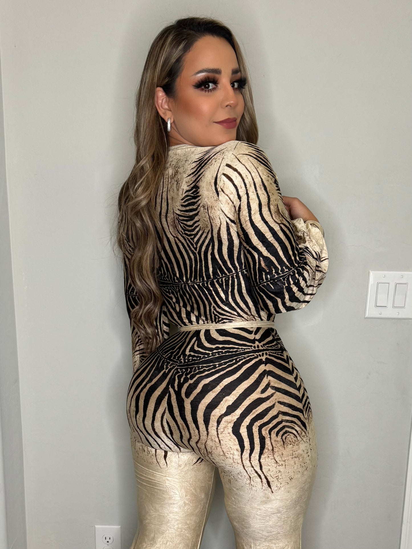 Traje crema zebra